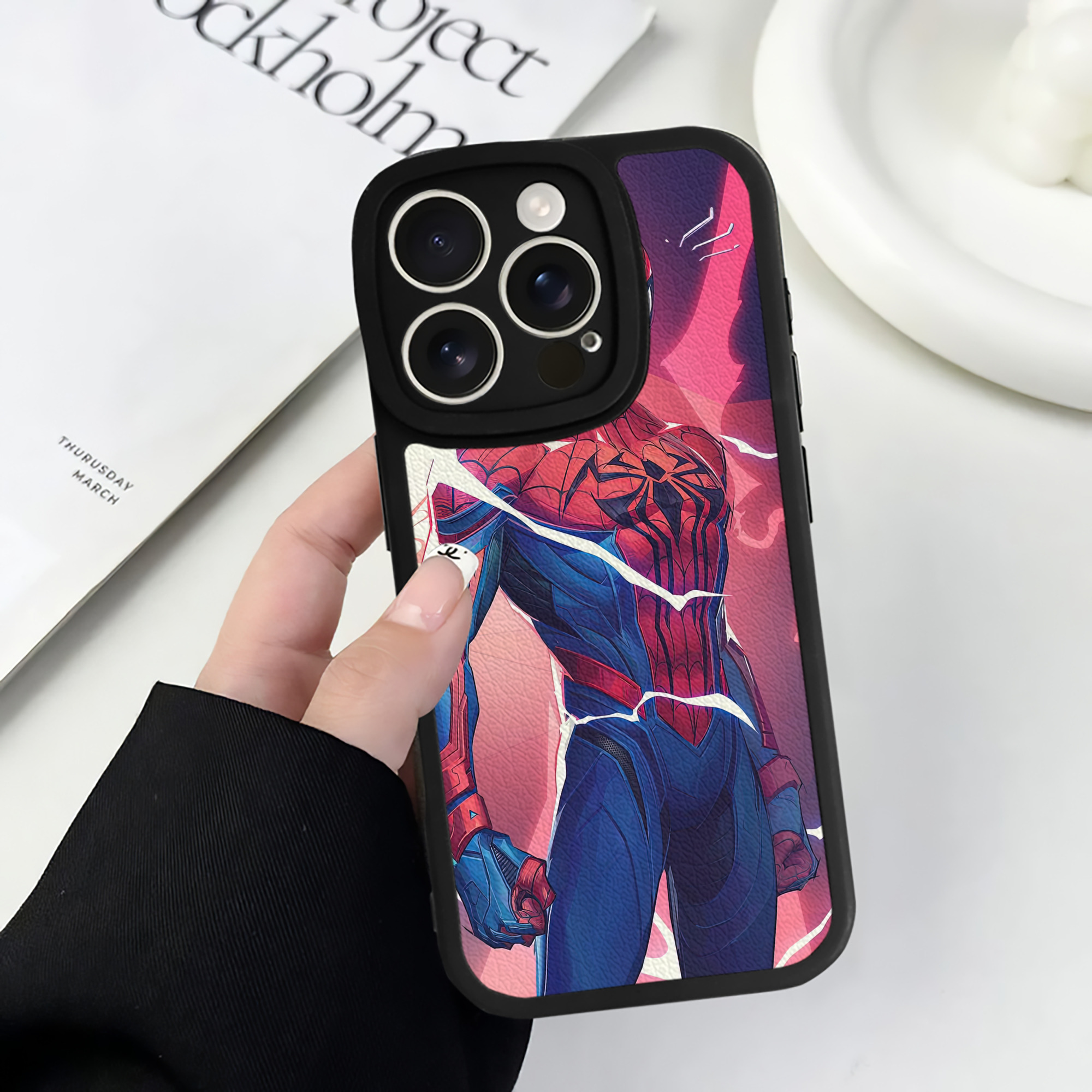 Spider Man スパイダーマン 【iPhone 16シリーズ対応】シリコンスマホケース（レザー調） 材質：シリコン